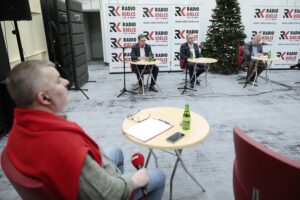 09.01.2022. Studio Polityczne Radia Kielce. Na zdjęciu (od lewej): Radosław Podsiadły - Radio Kielce, Jarosław Karyś - PiS, Krzysztof Sławiński - PO, Czesław Siekierski - PSL / Wiktor Taszłow / Radio Kielce