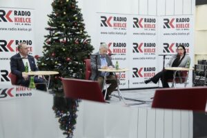 09.01.2022. Studio Polityczne Radia Kielce. Na zdjęciu (od lewej): Krzysztof Sławiński - PO, Czesław Siekierski - PSL, Agnieszka Grygiel - Nowa Lewica / Wiktor Taszłow / Radio Kielce