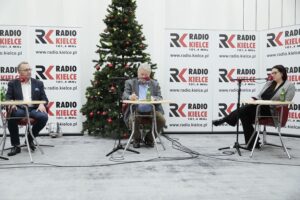 09.01.2022. Studio Polityczne Radia Kielce. Na zdjęciu (od lewej): Krzysztof Sławiński - PO, Czesław Siekierski - PSL, Agnieszka Grygiel - Nowa Lewica / Wiktor Taszłow / Radio Kielce