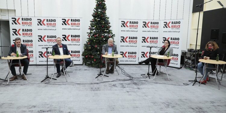 09.01.2022. Studio Polityczne Radia Kielce. Na zdjęciu (od lewej): Jarosław Karyś - PiS, Krzysztof Sławiński - PO, Czesław Siekierski - PSL, Agnieszka Grygiel - Nowa Lewica, Julia Polakowska - Konfederacja / Wiktor Taszłow / Radio Kielce