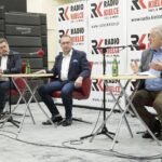 09.01.2022. Studio Polityczne Radia Kielce. Na zdjęciu (od lewej): Jarosław Karyś - PiS, Krzysztof Sławiński - PO, Czesław Siekierski - PSL / Wiktor Taszłow / Radio Kielce