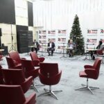 09.01.2022. Studio Polityczne Radia Kielce. Na zdjęciu (od lewej): Radosław Podsiadły - Radio Kielce, Jarosław Karyś - PiS, Krzysztof Sławiński - PO, Czesław Siekierski - PSL, Agnieszka Grygiel - Nowa Lewica, Julia Polakowska - Konfederacja / Wiktor Taszłow / Radio Kielce