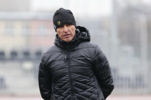 10.01.2022. Kielce. Trening Korony Kielce. Na zdjęciu: Leszek Ojrzyński - trener Korony Kielce / Wiktor Taszłow / Radio Kielce