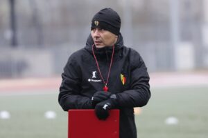 10.01.2022. Kielce. Trening Korony Kielce. Na zdjęciu: Jerzy Cyrak - asystent trenera Korony Kielce / Wiktor Taszłow / Radio Kielce