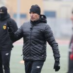 10.01.2022. Kielce. Trening Korony Kielce. Na zdjęciu: Leszek Ojrzyński - trener Korony Kielce / Wiktor Taszłow / Radio Kielce