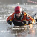 11.01.2022. Kielce. Strażacy ćwiczą ratownictwo podlodowe / Wiktor Taszłow / Radio Kielce