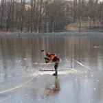 11.01.2022. Kielce. Strażacy ćwiczą ratownictwo podlodowe / Wiktor Taszłow / Radio Kielce