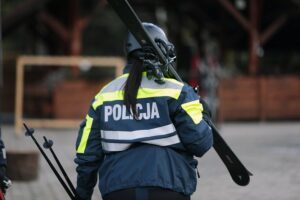 11.01.2022. Kielce. Policja patroluje stoki narciarskie / Wiktor Taszłow / Radio Kielce