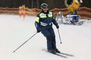 11.01.2022. Kielce. Policja patroluje stoki narciarskie / Wiktor Taszłow / Radio Kielce