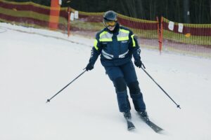 11.01.2022. Kielce. Policja patroluje stoki narciarskie / Wiktor Taszłow / Radio Kielce