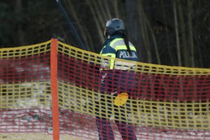 11.01.2022. Kielce. Policja patroluje stoki narciarskie / Wiktor Taszłow / Radio Kielce