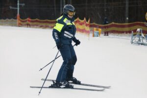 11.01.2022. Kielce. Policja patroluje stoki narciarskie / Wiktor Taszłow / Radio Kielce