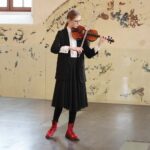 13.01.2022. Chmielnik. Wystawa „Zagłada Żydów europejskich”. Na zdjęciu: skrzypaczka Antonina Lach / Wiktor Taszłow / Radio Kielce