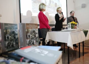 13.01.2022. Chmielnik. XXV Ogólnopolski Dzień Judaizmu. Na zdjęciu (od lewej): Agnieszka Dziarmaga - kierownik Ośrodka Edukacyjno-Muzealnego „Świętokrzyski Sztetl”, Dorota Koczwańska–Kalita - naczelnik kieleckiej delegatury Instytutu Pamięci Narodowej, dr Tomasz Domański - kielecka delegatura IPN / Wiktor Taszłow / Radio Kielce