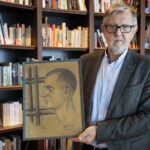 19.12.2021. Kielce. Na zdjęciu: doktor Marek Maciągowski - dyrektor Ośrodka Myśli Patriotycznej i Obywatelskiej i portret Tadeusza Kalisza / Wiktor Taszłow / Radio Kielce