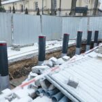 20.01.2022. Kielce. Montaż słupków antyterrorystycznych przed Muzeum Narodowym / Wiktor Taszłow / Radio Kielce