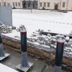 20.01.2022. Kielce. Montaż słupków antyterrorystycznych przed Muzeum Narodowym / Wiktor Taszłow / Radio Kielce