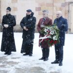 20.01.2022. Kielce. Złożenie kwiatów pod pomnikiem biskupa Czesława Kaczmarka. Na zdjęciu (od lewej): ks. Marcin Polak - wikariusz, ks. kan. dr Mirosław Cisowski - rzecznik kurii, Krzysztof Słoń - senator, Rafał Nowak - wicewojewoda świętokrzyski / Wiktor Taszłow / Radio Kielce