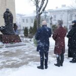 20.01.2022. Kielce. Złożenie kwiatów pod pomnikiem biskupa Czesława Kaczmarka / Wiktor Taszłow / Radio Kielce