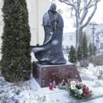 20.01.2022. Kielce. Złożenie kwiatów pod pomnikiem biskupa Czesława Kaczmarka / Wiktor Taszłow / Radio Kielce