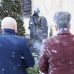 20.01.2022. Kielce. Złożenie kwiatów pod pomnikiem biskupa Czesława Kaczmarka / Wiktor Taszłow / Radio Kielce