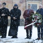 20.01.2022. Kielce. Złożenie kwiatów pod pomnikiem biskupa Czesława Kaczmarka. Na zdjęciu (od lewej): ks. Marcin Polak - wikariusz, ks. kan. dr Mirosław Cisowski - rzecznik kurii, Krzysztof Słoń - senator, Rafał Nowak - wicewojewoda świętokrzyski / Wiktor Taszłow / Radio Kielce