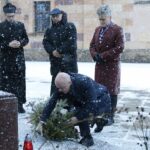 20.01.2022. Kielce. Złożenie kwiatów pod pomnikiem biskupa Czesława Kaczmarka. Na zdjęciu (od lewej): ks. Marcin Polak - wikariusz, ks. kan. dr Mirosław Cisowski - rzecznik kurii, Krzysztof Słoń - senator, Rafał Nowak - wicewojewoda świętokrzyski / Wiktor Taszłow / Radio Kielce