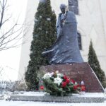 20.01.2022. Kielce. Złożenie kwiatów pod pomnikiem biskupa Czesława Kaczmarka / Wiktor Taszłow / Radio Kielce