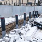 20.01.2022. Kielce. Montaż słupków antyterrorystycznych przed Muzeum Narodowym / Wiktor Taszłow / Radio Kielce