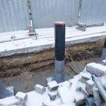 20.01.2022. Kielce. Montaż słupków antyterrorystycznych przed Muzeum Narodowym / Wiktor Taszłow / Radio Kielce