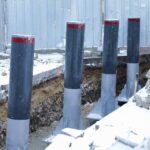 20.01.2022. Kielce. Montaż słupków antyterrorystycznych przed Muzeum Narodowym / Wiktor Taszłow / Radio Kielce