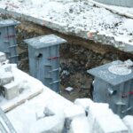 20.01.2022. Kielce. Montaż słupków antyterrorystycznych przed Muzeum Narodowym / Wiktor Taszłow / Radio Kielce