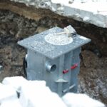 20.01.2022. Kielce. Montaż słupków antyterrorystycznych przed Muzeum Narodowym / Wiktor Taszłow / Radio Kielce