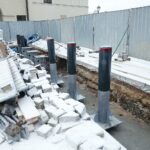 20.01.2022. Kielce. Montaż słupków antyterrorystycznych przed Muzeum Narodowym / Wiktor Taszłow / Radio Kielce