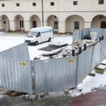 20.01.2022. Kielce. Montaż słupków antyterrorystycznych przed Muzeum Narodowym / Wiktor Taszłow / Radio Kielce