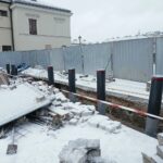 20.01.2022. Kielce. Montaż słupków antyterrorystycznych przed Muzeum Narodowym / Wiktor Taszłow / Radio Kielce