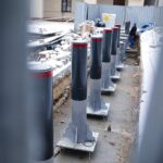 20.01.2022. Kielce. Montaż słupków antyterrorystycznych przed Muzeum Narodowym / Wiktor Taszłow / Radio Kielce