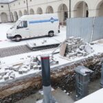 20.01.2022. Kielce. Montaż słupków antyterrorystycznych przed Muzeum Narodowym / Wiktor Taszłow / Radio Kielce