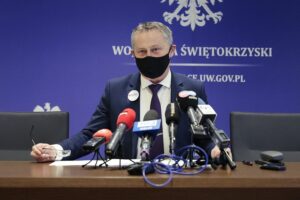 21.01.2022. Kielce. Urząd Marszałkowski. Konferencja wojewody świętokrzyskiego Zbigniewa Koniusza dotycząca aktualnej sytuacji epidemicznej w regionie / Wiktor Taszłow / Radio Kielce