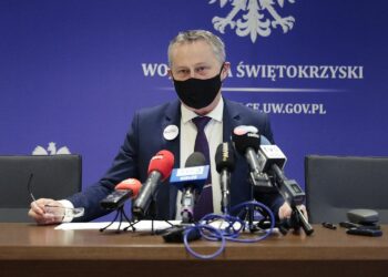 21.01.2022. Kielce. Urząd Marszałkowski. Konferencja wojewody świętokrzyskiego Zbigniewa Koniusza dotycząca aktualnej sytuacji epidemicznej w regionie / Wiktor Taszłow / Radio Kielce