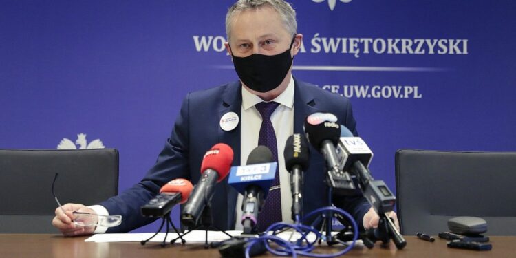 21.01.2022. Kielce. Urząd Marszałkowski. Konferencja wojewody świętokrzyskiego Zbigniewa Koniusza dotycząca aktualnej sytuacji epidemicznej w regionie / Wiktor Taszłow / Radio Kielce