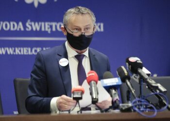 21.01.2022. Kielce. Urząd Marszałkowski. Konferencja wojewody świętokrzyskiego Zbigniewa Koniusza dotycząca aktualnej sytuacji epidemicznej w regionie / Wiktor Taszłow / Radio Kielce