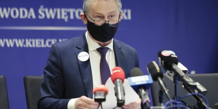 21.01.2022. Kielce. Urząd Marszałkowski. Konferencja wojewody świętokrzyskiego Zbigniewa Koniusza dotycząca aktualnej sytuacji epidemicznej w regionie / Wiktor Taszłow / Radio Kielce