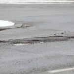 21.01.2022. Dziury w jezdni. Ulica Łódzka / Wiktor Taszłow / Radio Kielce