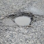 21.01.2022. Dziury w jezdni. Ulica Klonowa / Wiktor Taszłow / Radio Kielce