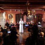 22.01.2022. Sandomierz. Koncert charytatywny dla Bartusia Przychodzkiego. Na zdjęciu (przemawia): Renata Drozd - sopran / Wiktor Taszłow / Radio Kielce