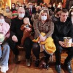 22.01.2022. Sandomierz. Koncert charytatywny dla Bartusia Przychodzkiego. Na zdjęciu: Bartuś z rodziną / Wiktor Taszłow / Radio Kielce