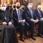 22.01.2022. Sandomierz. Koncert charytatywny dla Bartusia Przychodzkiego. Na zdjęciu (od lewej): Krzysztof Nitkiewicz - biskup sandomierski, Piotr Wawrzyk - wiceminister spraw zagranicznych, Marcin Marzec - burmistrz Sandomierza, Marek Jońca - członek zarządu województwa / Wiktor Taszłow / Radio Kielce