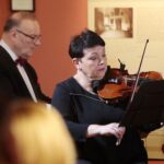 22.01.2022. Sandomierz. Koncert charytatywny dla Bartusia Przychodzkiego. Na zdjęciu: Ludmiła Worobec-Witek - skrzypce / Wiktor Taszłow / Radio Kielce