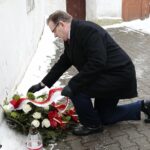 23.01.2022. Wąchock. Obchody 159. rocznicy wybuchu powstania styczniowego. Złożenie kwiatów przy tablicy upamiętniającej 150. rocznicę wybuchu powstania styczniowego. Na zdjęciu: minister Jan Józef Kasprzyk - szef Urzędu do Spraw Kombatantów i Osób Represjonowanych / Wiktor Taszłow / Radio Kielce